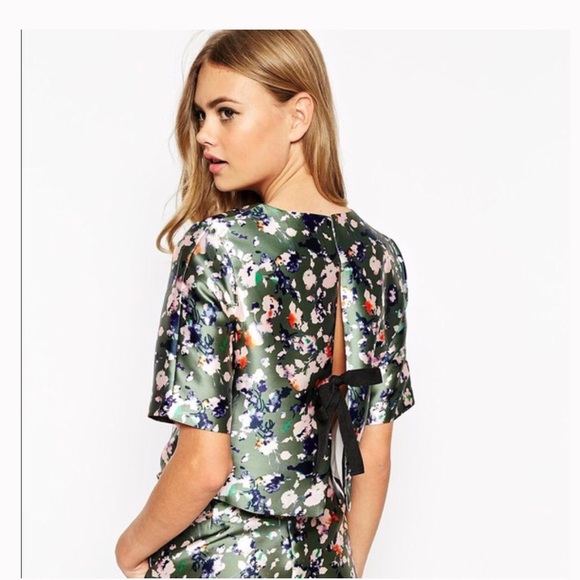 ASOS Tops - ▪️◾️ NWT Dahlia/ Asos floral boxy crop ◾️▪️